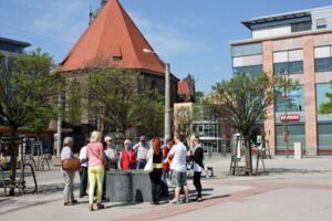 Stadtführer mit Touristen auf dem Neustädtischen Markt