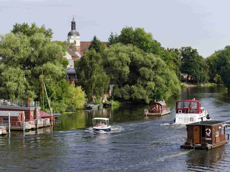 Hausboote auf der Havel mit Blick auf die Gotthardtkirche in Brandenburg an der Havel © Boettcher