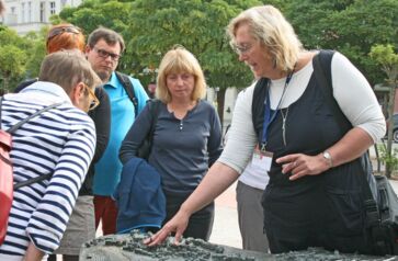 Stadtführer zeigt den Touristen das historische Brandenburg auf dem Neustädtischen Markt.
