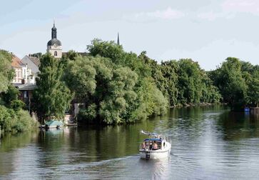 Auf der Havel mit Blick auf die Gotthardtkirche in Brandenburg an der Havel © Boettcher