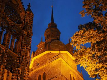 Die St. Katharinenkirche beleuchtet bei Nacht.