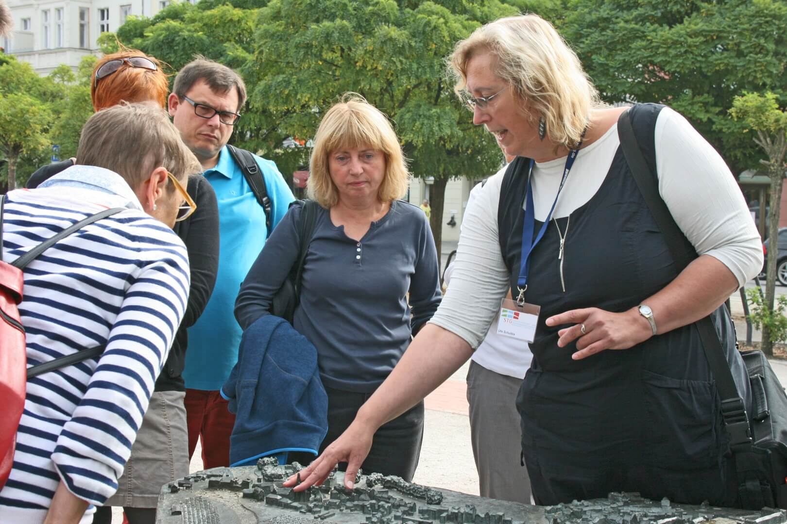 Stadtführer zeigt den Touristen das historische Brandenburg auf dem Neustädtischen Markt.